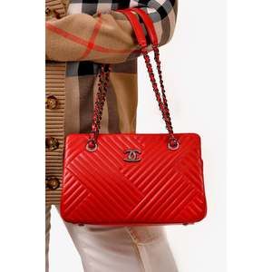 Pre-loved Chanel™ 2015/16 Red Lambskin 'CC Crossing' Chain Tote